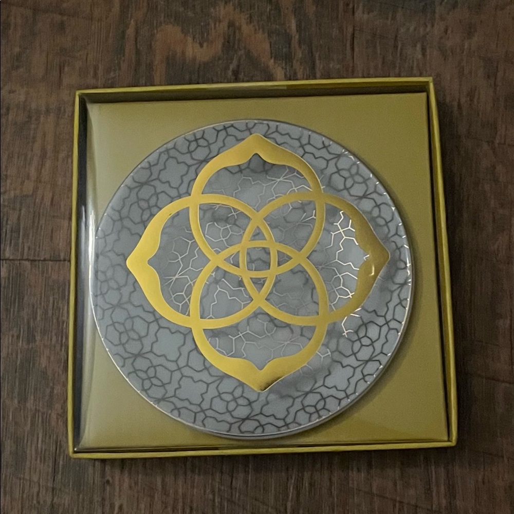 This is a Kendra Scott ring dish